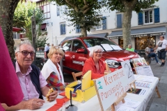 quelques vendeurs de billets... et la Twingo rouge !