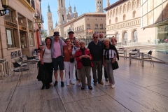 nos pèlerins sur la Plaza del Pilar de Saragosse