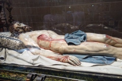 Christ gisant; sculpture faite dans un seul tronc